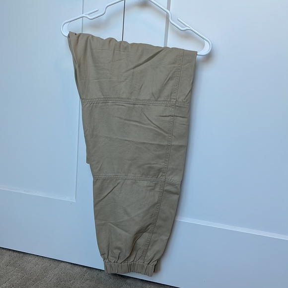 Aritzia TNA Cargo Jogger pants in Olive Beige in Size Large - Picture 4 of 8